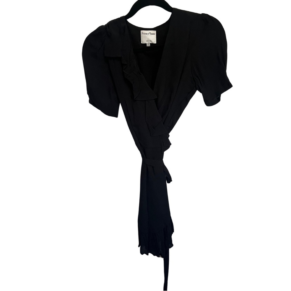 Privacy please | wrap dress in black